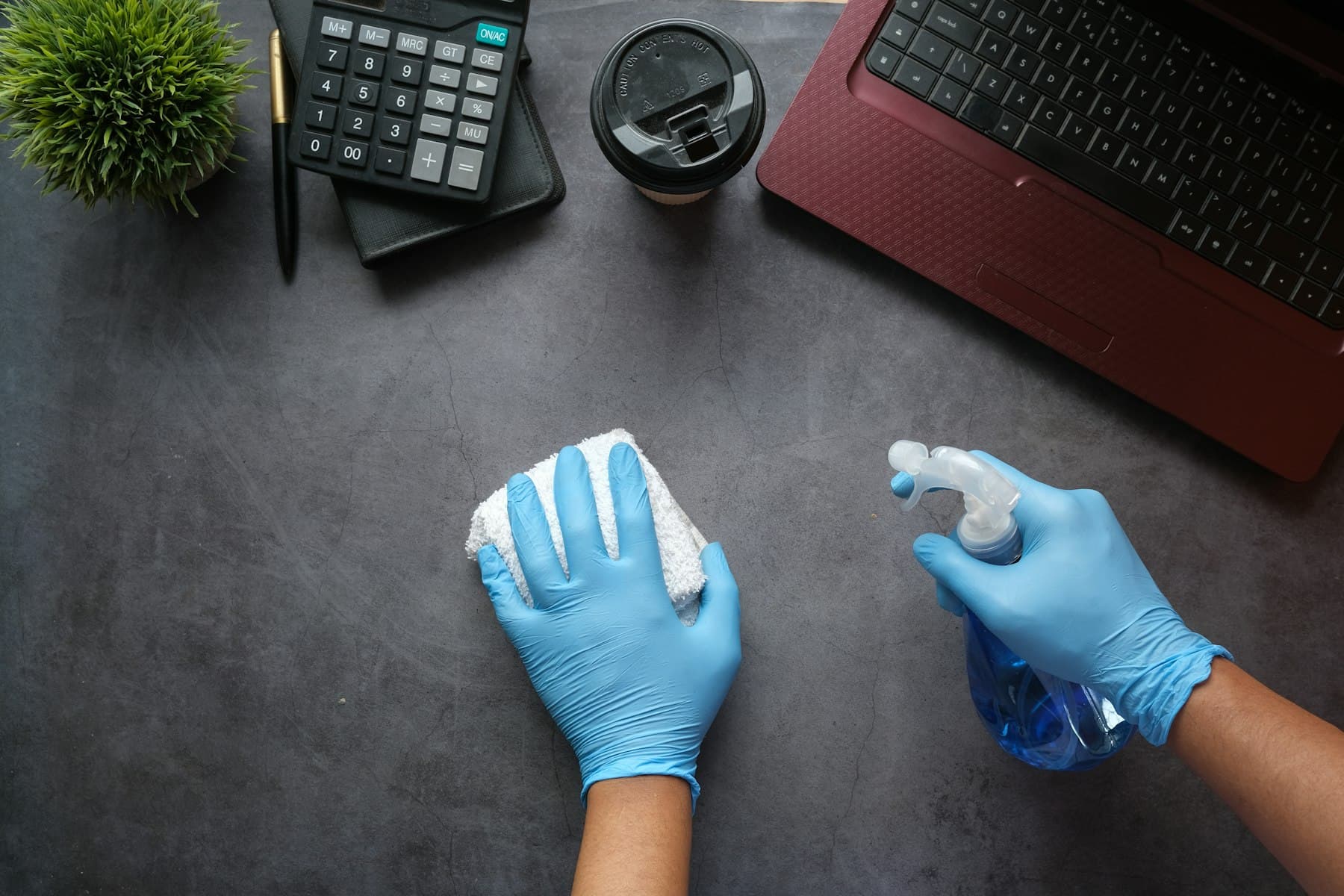 Nettoyage d'un plan de travail au spray et à la microfibre