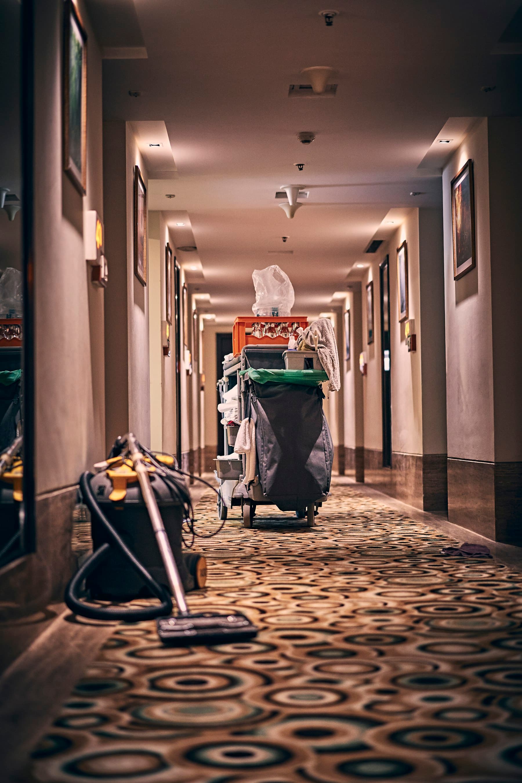 Chariot d'entretien et aspirateur dans un long couloir d'établissement